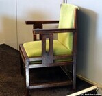 Voor de kerk ontworpen stoel, het bleef bij één exemplaar
              <br/>
              Gert-Jan Lobbes, mei 2020